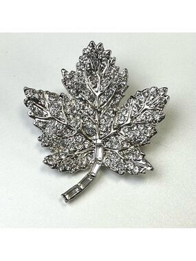 Crystal silver Maple Leaf Brooch NWT broach pin for lapel, travel Canada